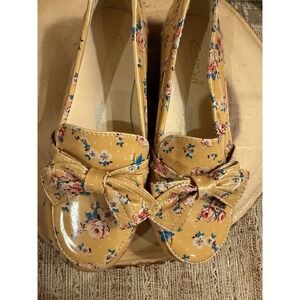 Beacon Comfort Well Bow Yellow Floral‎ Women's Slip On Shoes Size 7W NEW